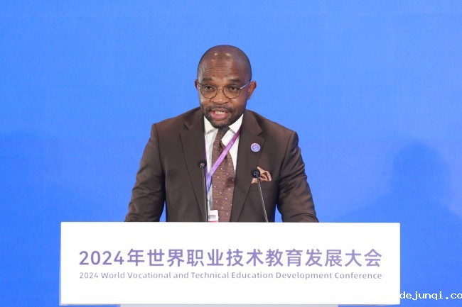 4. 埃基拉·利孔比奥·马克-刚果(金)共和国职业培训部部长(1).jpg