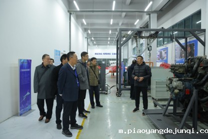 参观实训室.jpg 参观实训室.jpg