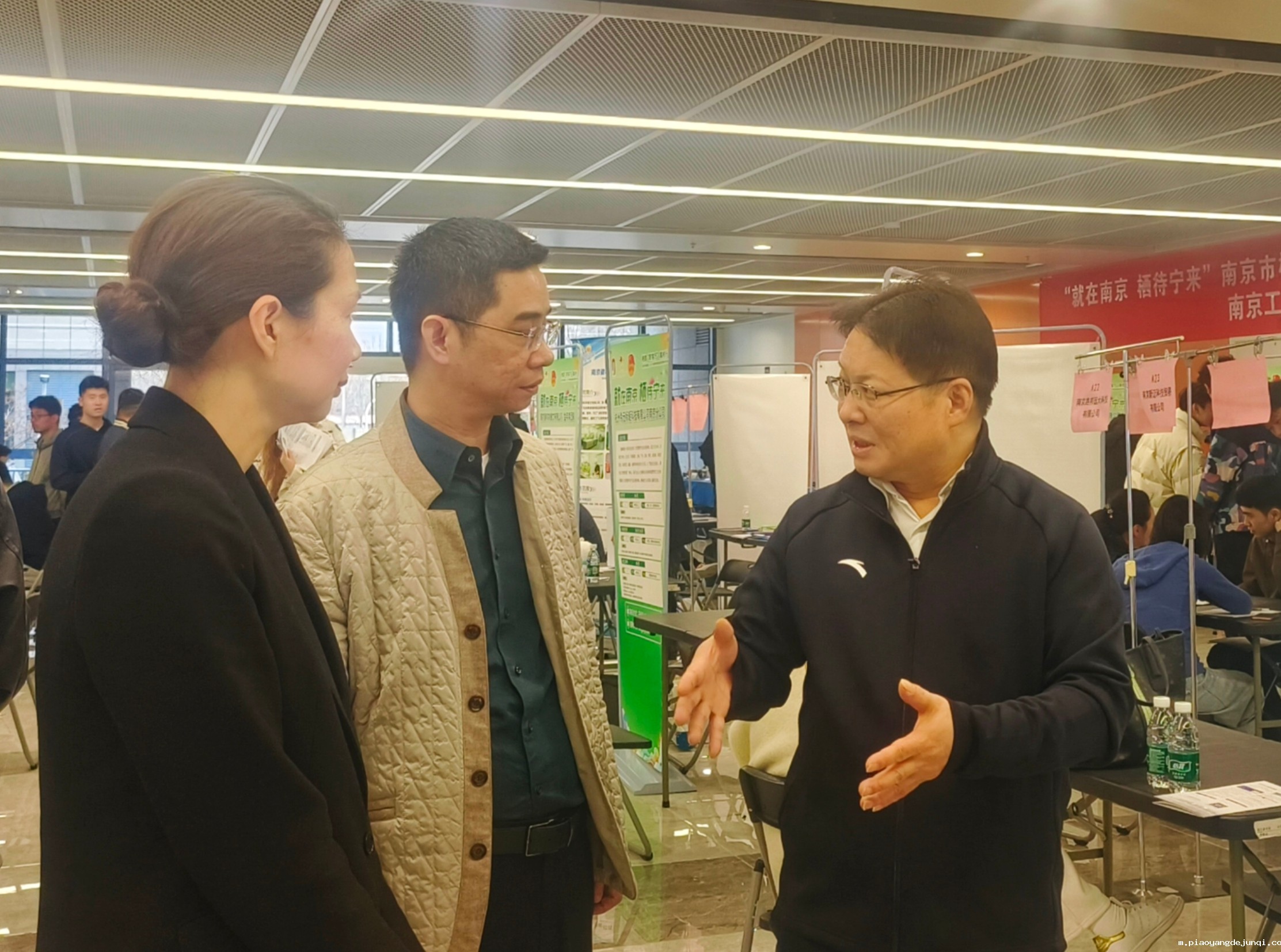 微信图片_20250331085027.jpg 何学军与人社部门负责人交流.jpg