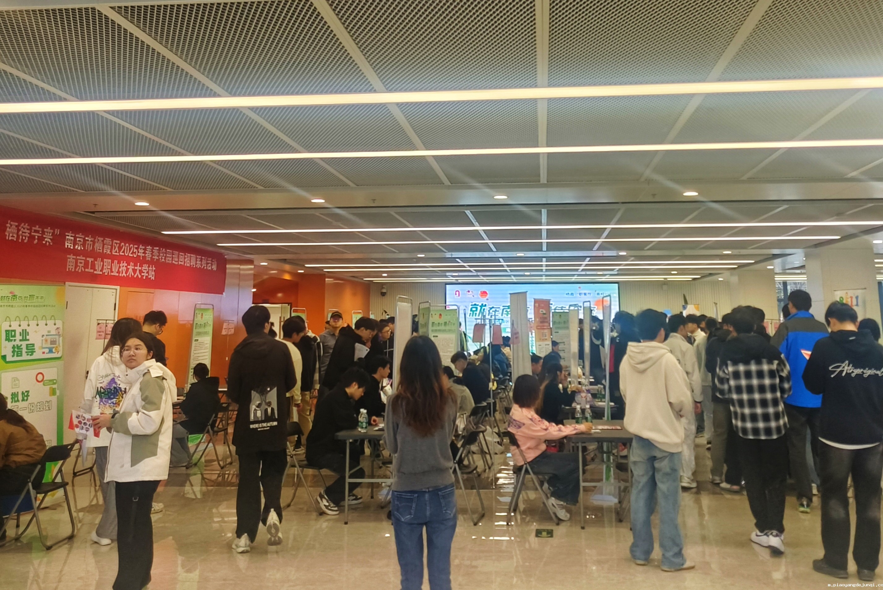 招聘现场.jpg 招聘现场.jpg