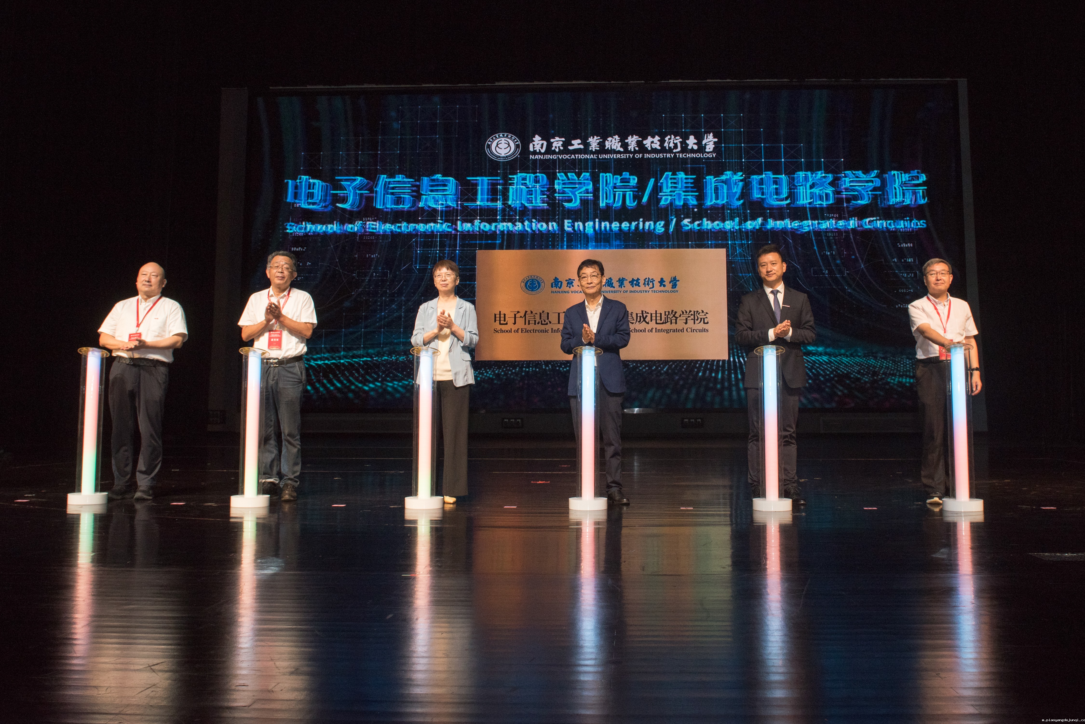 5.学院揭牌仪式.jpg 5.学院揭牌仪式.jpg