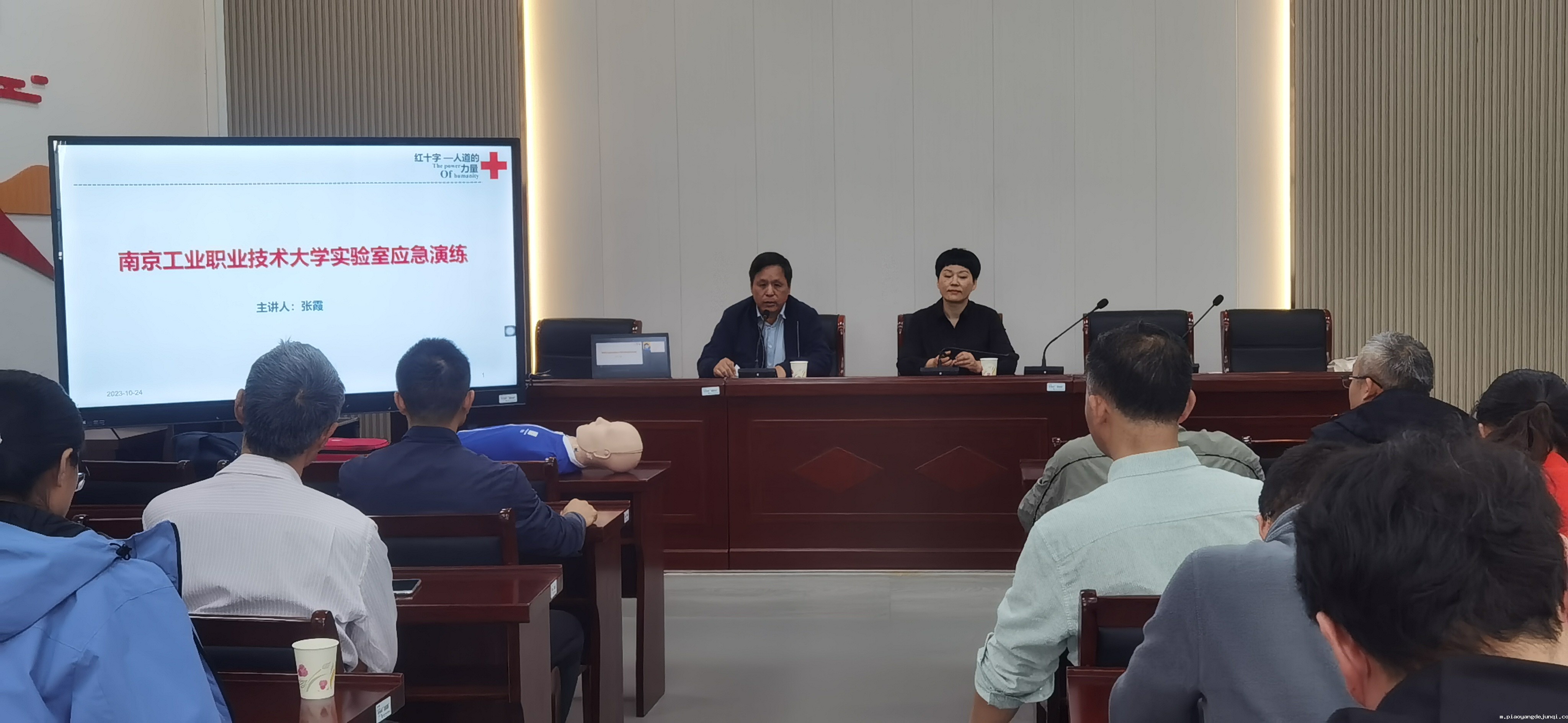 会议室里的人们 描述已自动生成