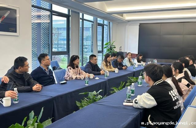 毕业生座谈会.jpg 毕业生座谈会.jpg