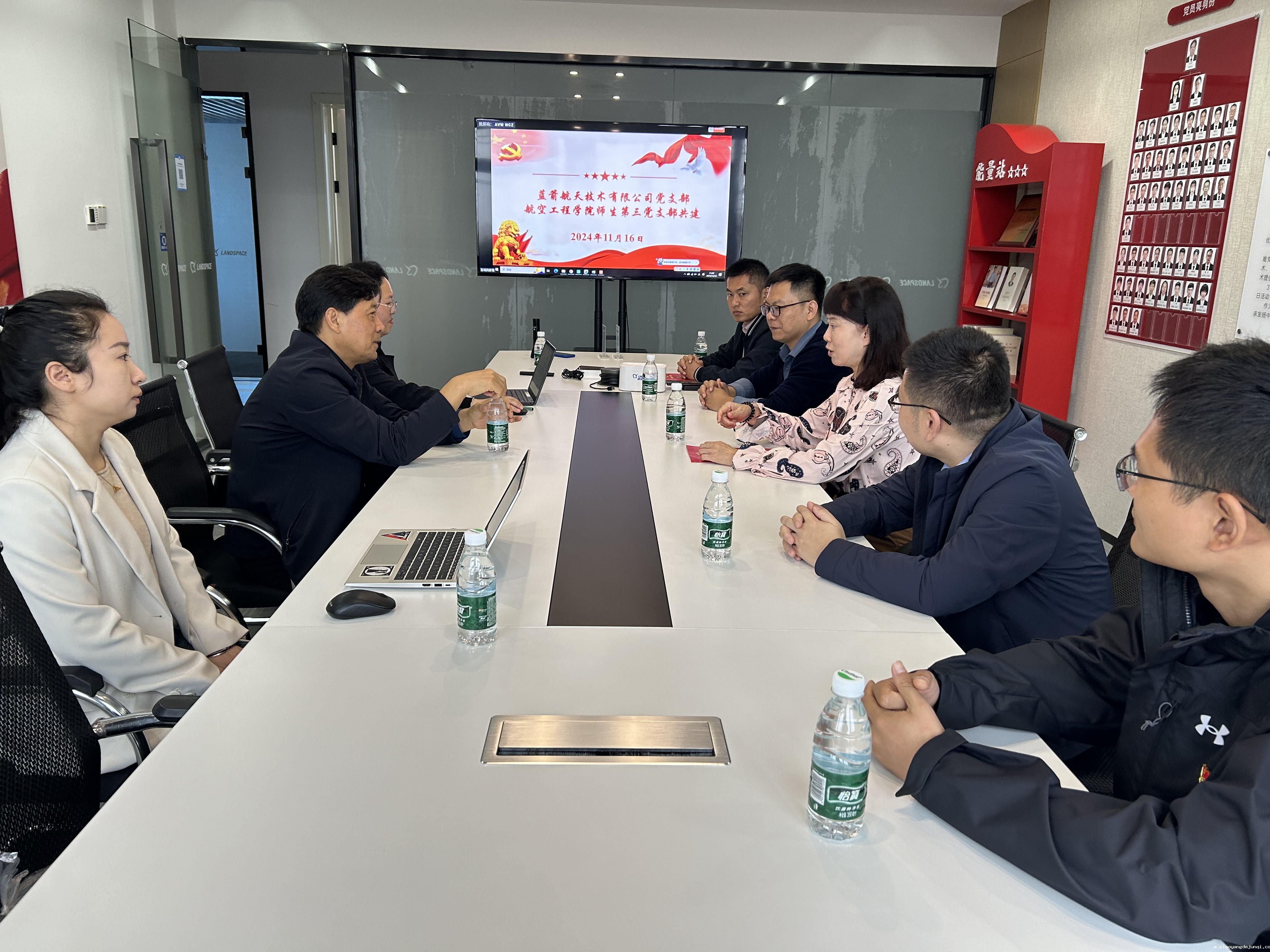 座谈交流.jpg 座谈交流.jpg