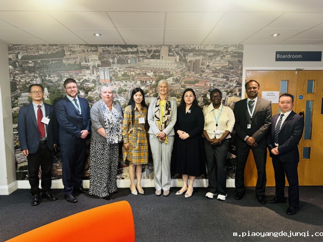 代表团与英国伦敦南岸大学合影