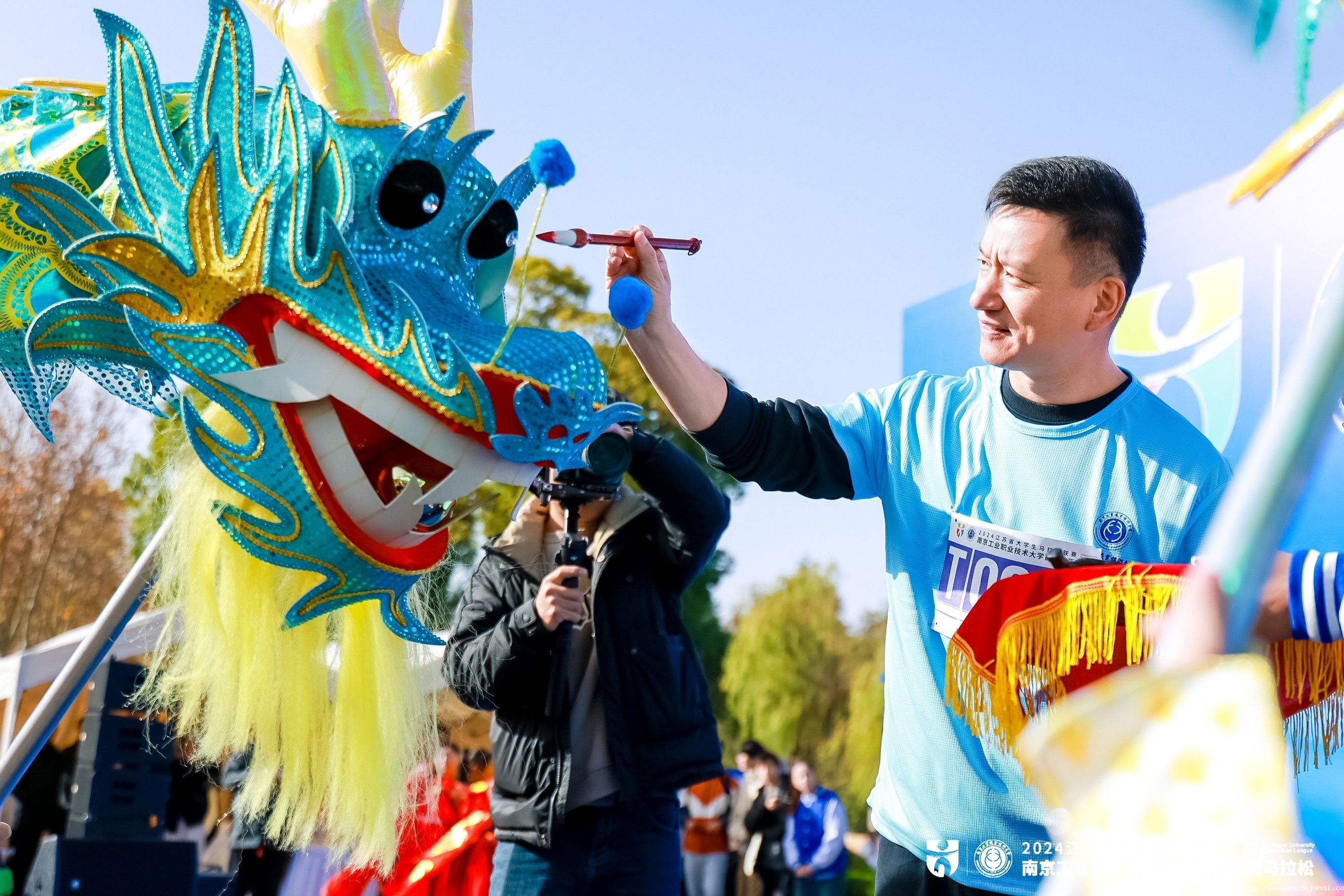 谢永华为祥龙点睛.jpg 谢永华为祥龙点睛.jpg